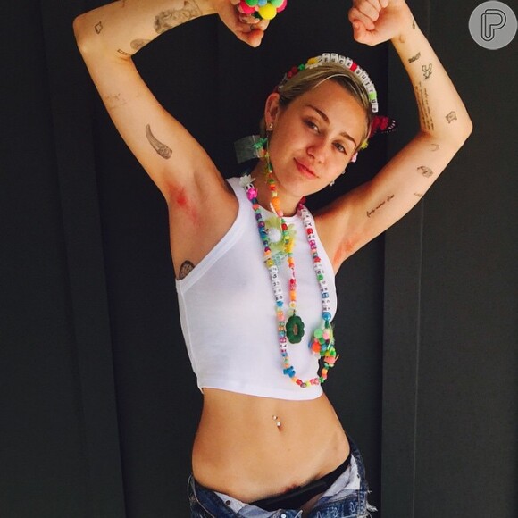 Polêmica! Miley Cyrus mostra os pelos pubianos e os fios alaranjados de seu sovaco