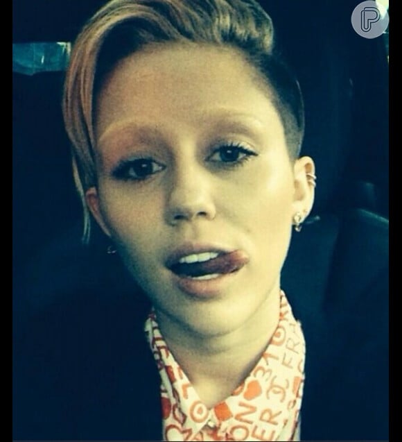 Miley Cyrus causou o maior burburinho na internet ao postar uma foto em que mostra que tirou as sombrancelhas