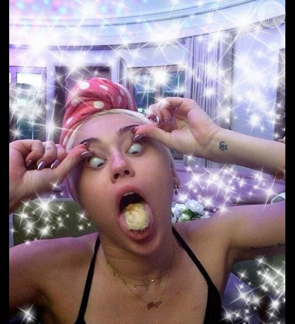 Fazer caretas é umas das diversões estranhas de Miley Cyrus!