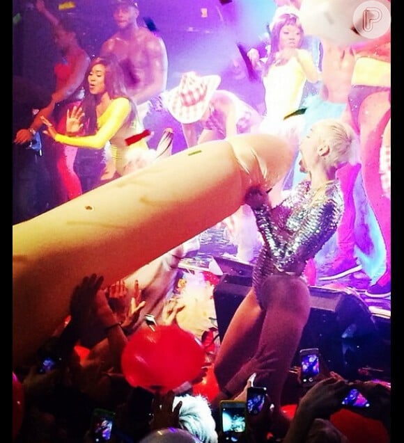 Na turnê, Miley Cyrus simulou um sexo oral em um pênis inflável