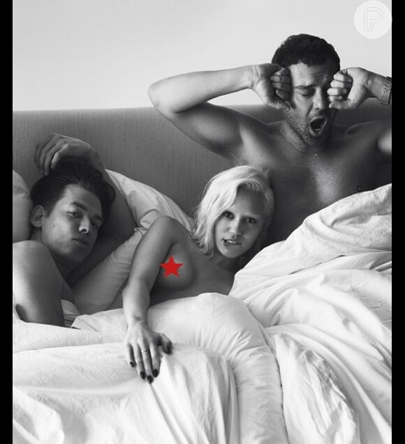 Para um ensaio fotográfico, Miley Cyrus fez topless e posou na cama com dois homens
