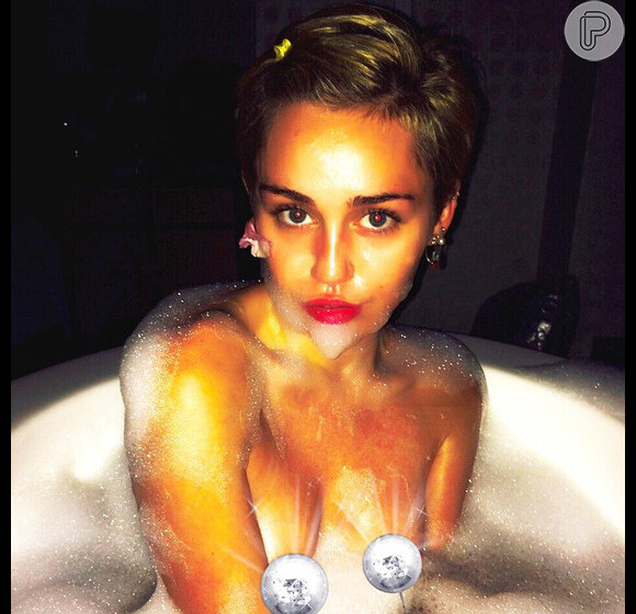 Certa vez, Miley Cyrus compartilhou com seus fãs um momento bem íntimo: a hora do banho!
