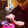 Miley Cyrus mostra como prepara seus cigarrinhos...