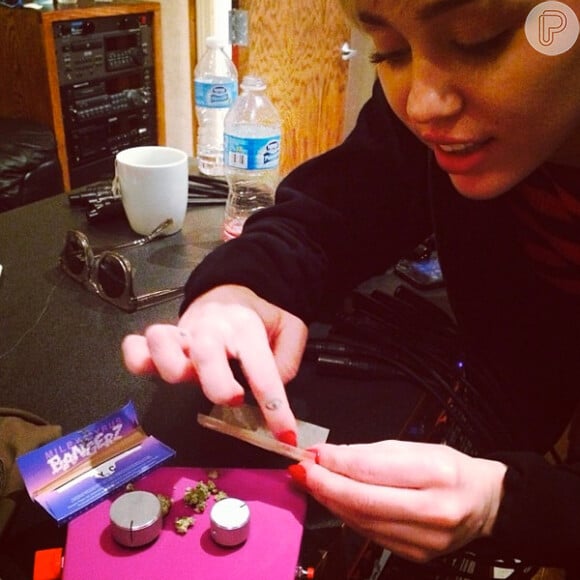 Miley Cyrus mostra como prepara seus cigarrinhos...