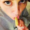 Miley postou a foto em que chupa um milho