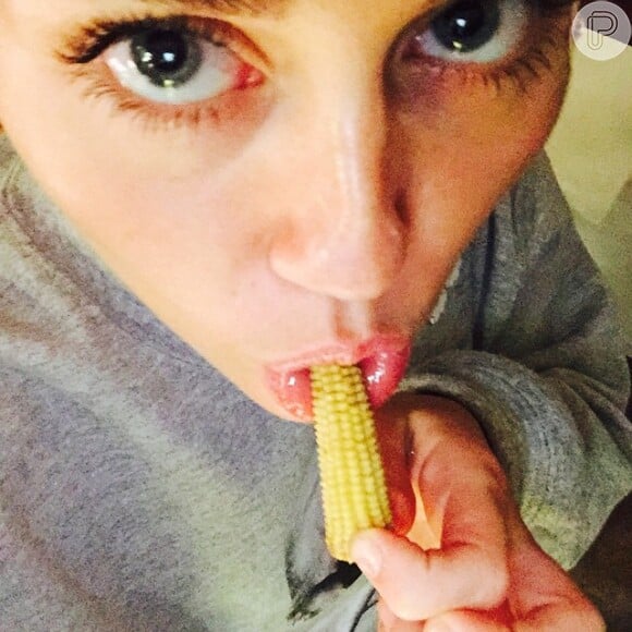 Miley postou a foto em que chupa um milho
