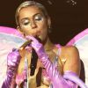 Miley Cyrus adora postar fotos com cigarros supeitos
