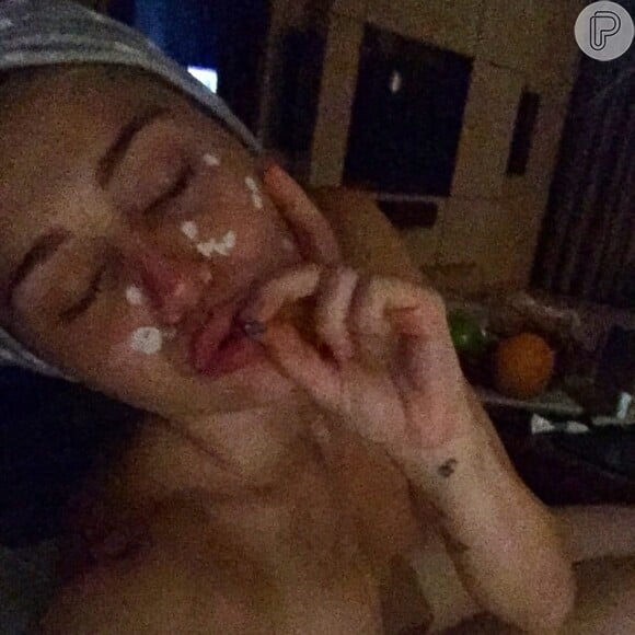 Miley Cyrus não cansa de postar fotos com cigarrinhos supeitos