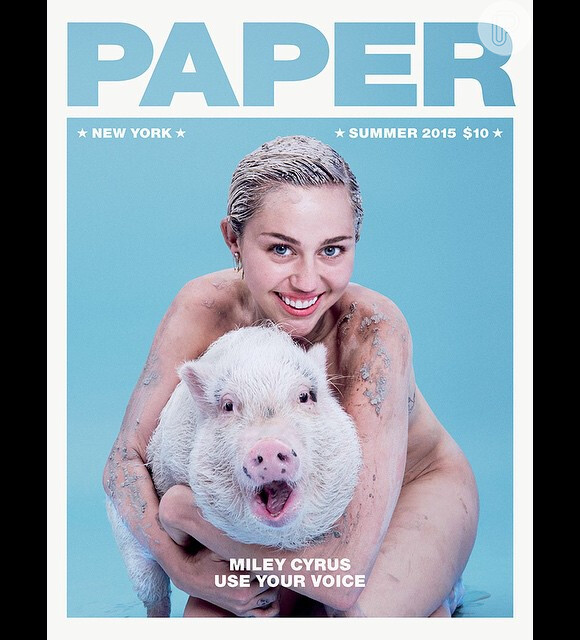 Miley Cyrus tirou a roupa para estampar a capa da 'Paper Magazine' e postou a imagem no Instagram. No regostro, ela aparece com o corpo coberto ade manchas de lama e abraça um porco