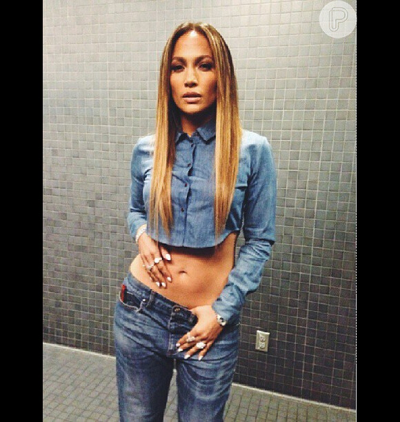Jennifer Lopez, de 45 anos, já exibiu sua barriguinha chapada nas redes sociais