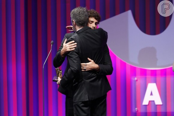 Cauã Reymond abraçou Ricardo Waddington no palco do 15º Prêmio Contigo de TV e no registro fica nítido que o ator não estava de aliança