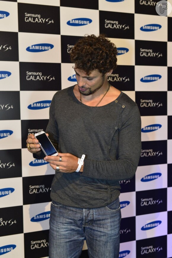 Cauã tinha um anel comum no lugar da aliança no lançamento de uma marca de celular, na Marina da Gloria, em 30 de abril de 2013