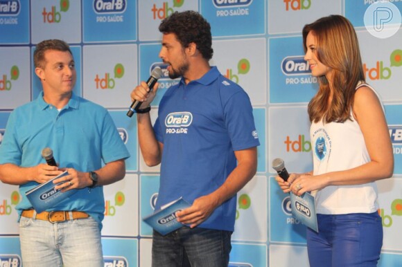 Entre Luciano Huck e Paolla Oliveira, Cauã Reymond participa de evento sem aliança, em 18 de março de 2013