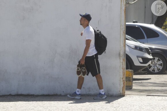Cauã Reymond costumava usar a aliança diariamente. No dia 1º de setembro de 2012, o ator foi flagrado entrando em uma academia na Barra da Tijuca, no Rio