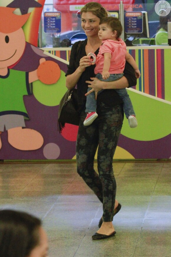 Em abril de 2013, Grazi Massafera passeou com a filha em um shopping da Barra. A atriz não usava aliança
