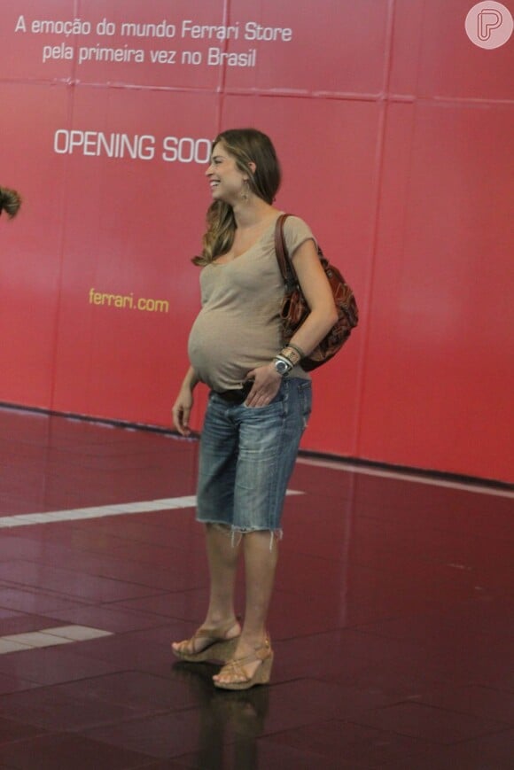 Na reta final da gravidez, Grazi não usava aliança em um evento, em abril de 2012