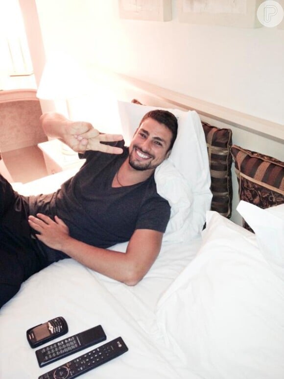 Cauã Reymond publica foto no Facebook em que aparece sorridente e sem aliança, em um hotel do interior de São Paulo