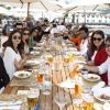 Milena Toscano, Thaila Ayala e Paloma Bernardi foram no almoço promovido por cervejaria no porto de Cannes, na França