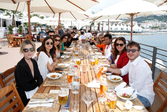 Milena Toscano, Thaila Ayala e Paloma Bernardi foram no almoço promovido por cervejaria no porto de Cannes, na França