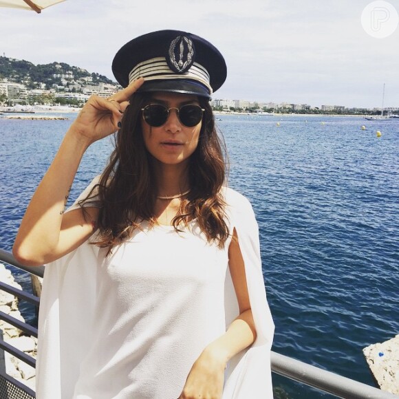 Thaila Ayala brincou com quepe de marinheiro durante almoço em Cannes
