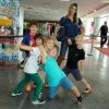 Francisco e João, filhos de Fernanda Lima, se divertem ao chegar ao musical 'Disney on Ice' no espetáculo 'Tesouros Disney', na Barra da Tijuca, Zona Oeste do Rio