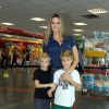 Fernanda Lima posa com os filhos, Francisco e João