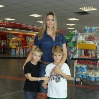 Fernanda Lima leva os filhos gêmeos ao musical 'Disney on Ice', no Rio