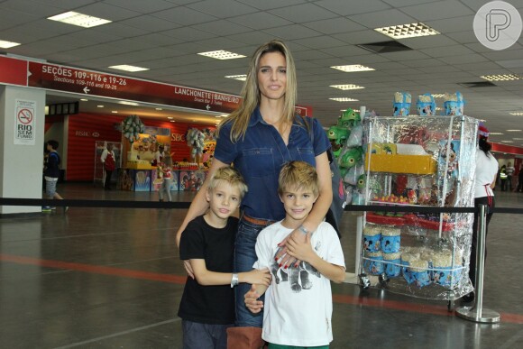 Fernanda Lima leva os filhos, Francisco e João, ao musical 'Disney on Ice' com o espetáculo 'Tesouros Disney', na Barra da Tijuca, Zona Oeste do Rio, em 23 de maio de 2015
