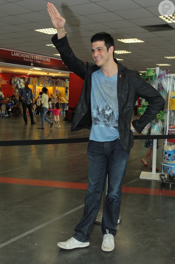 Mateus Solano faz graça ao posar para os fotógrafos no musical Disney on Ice
