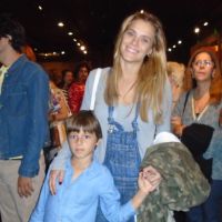 Carolina Dieckmann leva o filho caçula, José, a peça infantil no Rio: 'Chorei'
