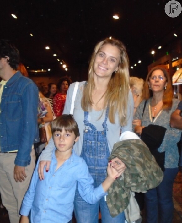 Carolina Dieckmann levou o filho caçula, José, de sete anos, a uma peça infantil na Zona Sul do Rio de Janeiro, na tarde deste sábado, 23 de maio de 2015