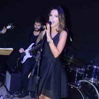 Mariana Rios canta em evento de joalheria com presença de Manu Gavassi em SP