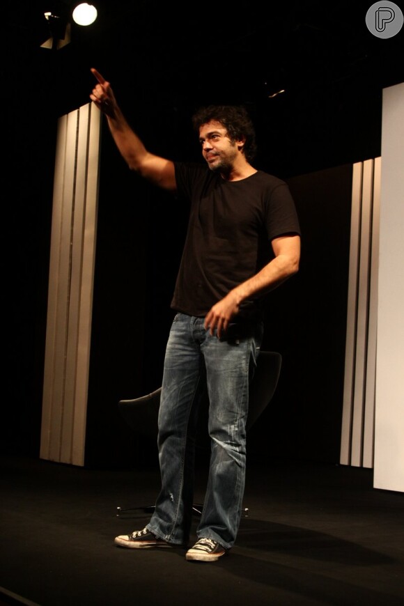 Bruno Mazzeo em ação no palco do Teatro Leblon