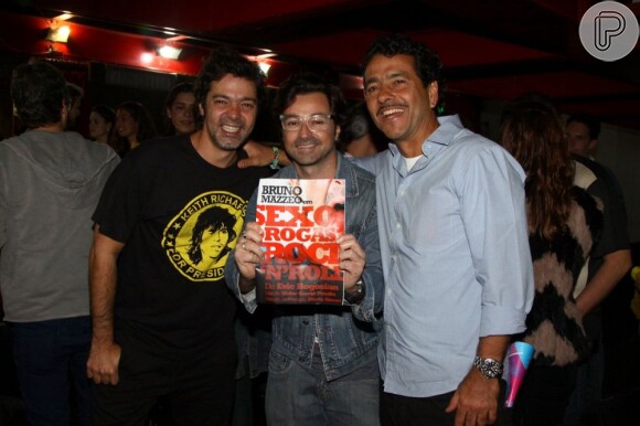 Bruno Mazzeo posa com Emilio Orciollo Neto e Marcos Palmeira na estreia de seu monólogo