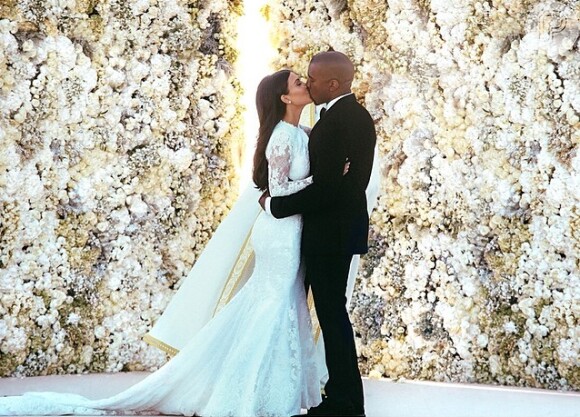 Kim Kardashian e Kanye West se casaram em uma cerimônia luxuosa na Itália, em 2014