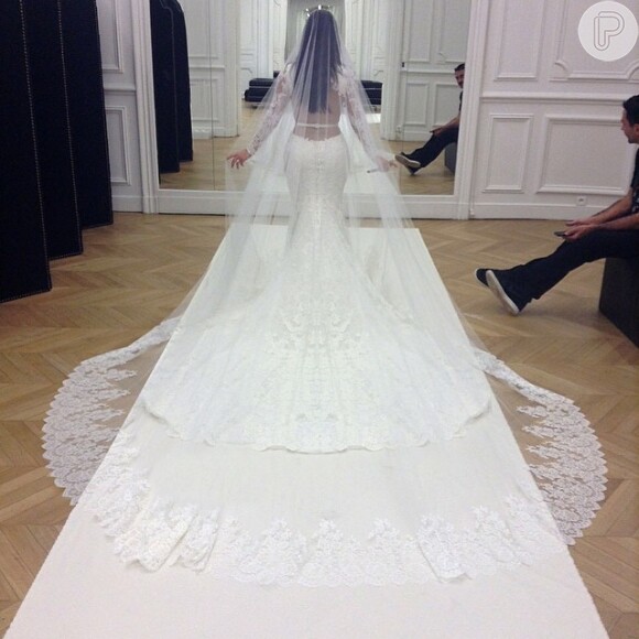 Para se casar com Kanye West, Kim Kardashian usou um vestido da Givenchy, assinado pelo diretor criativo da marca, Ricardo Tisci. A socialite também caprichou na cauda e no tamanho do véu