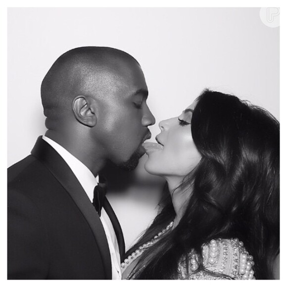Nas fotos, Kim Kardashian e Kanye West aparecem trocando beijos quentes