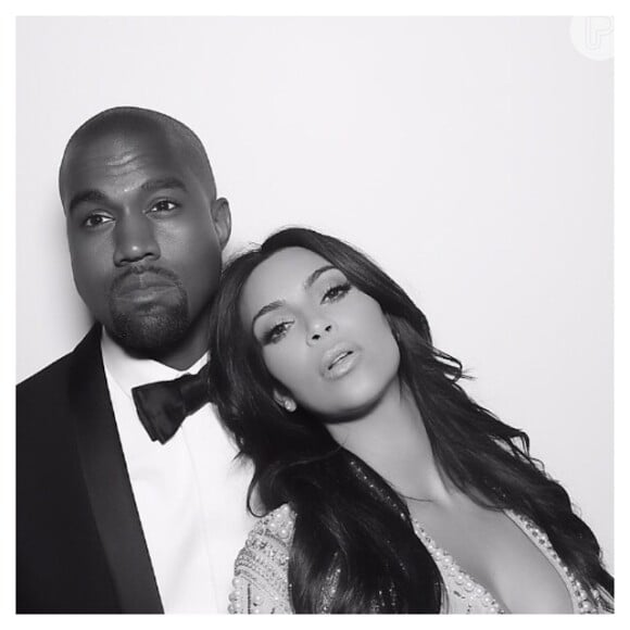 'Eu amo tanto este homem! Feliz aniversário de casamento, querido', escreveu Kim Kardashian na legenda de uma das fotos, na qual aparece ao lado do marido, Kanye West