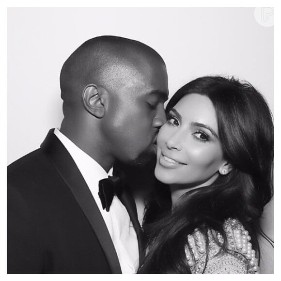 Kim Kardashian usou o Instagram para mostrar fotos ao lado do marido, Kanye West, e celebrar o aniversário de 1 ano de casamento