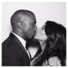 Em outra imagem, na qual Kim Kardashian beija Kanye West, ela escreveu: 'Amor'