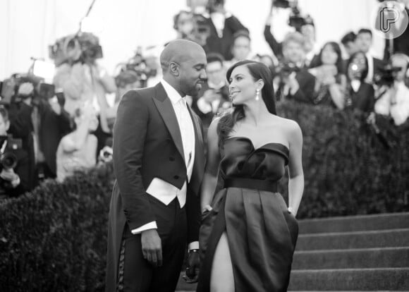 Kim Kardashian e Kanye West no tapete vermelho do Charles James: Beyond Fashion, em Nova York, poucos dias antes de se casarem, em maio de 2014