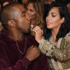 Kim Kardashian limpa a boca de Kanye West durante a cerimônia de premiação do Grammy 2015