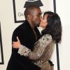 Em fevereiro deste ano, Kanye West não se intimidou ao trocar beijos com Kim Kardashian enquanto colocava as mãos em seu bumbum - uma das principais marcas da socialite - no tapete vermelho do Grammy Awards 2015
