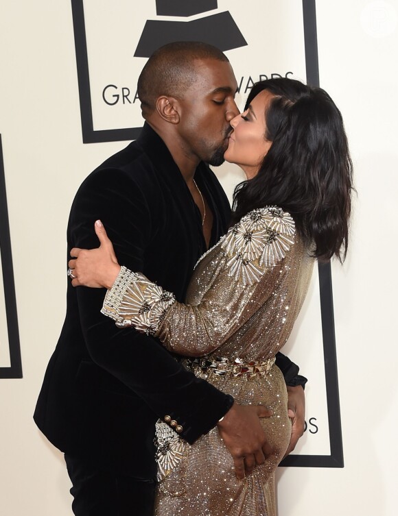 Em fevereiro deste ano, Kanye West não se intimidou ao trocar beijos com Kim Kardashian enquanto colocava as mãos em seu bumbum - uma das principais marcas da socialite - no tapete vermelho do Grammy Awards 2015