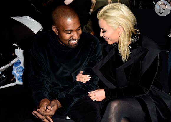 Casal Kim Kardashian e Kanye West mostra intimidade em outro dia de desfiles da Semana de Moda de Paris, em março de 2015