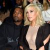 Kim Kardashian, quando decidiu radicalizar e platinar os cabelos, e Kanye West na Semana de Moda de Paris, em março de 2015