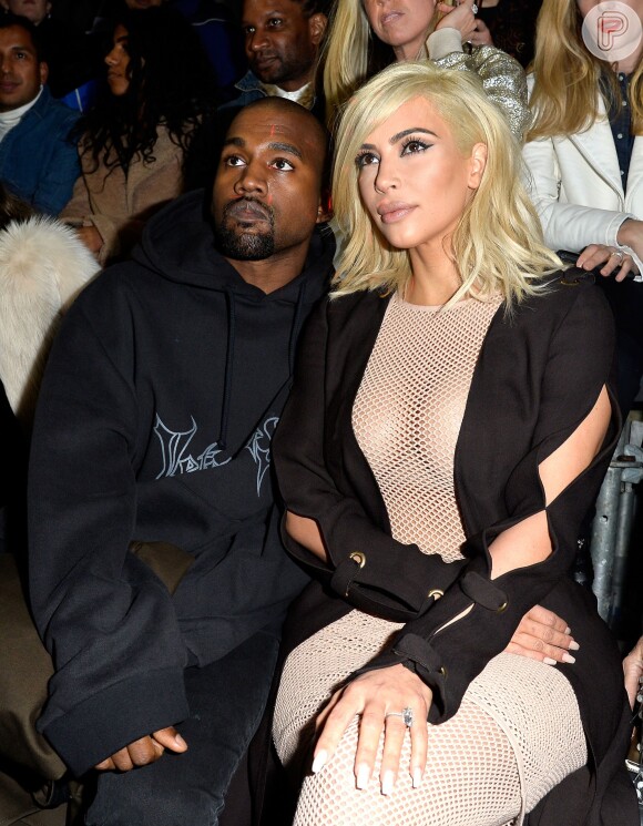 Kim Kardashian, quando decidiu radicalizar e platinar os cabelos, e Kanye West na Semana de Moda de Paris, em março de 2015