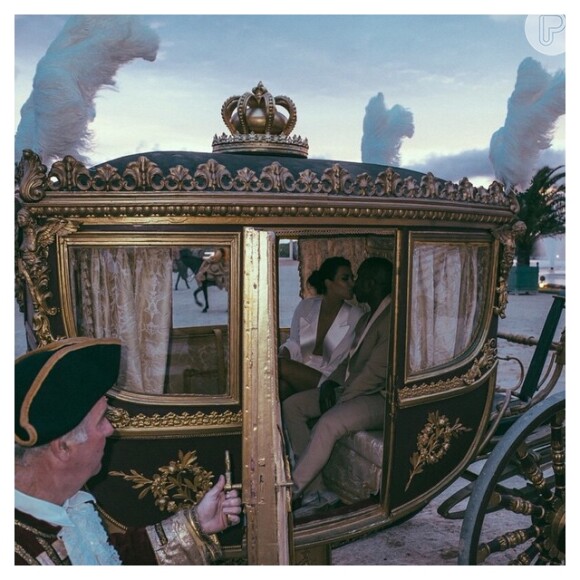 Na véspera do casamento, Kim Kardashian e Kanye West tiveram um jantar de ensaio no Palácio de Versailles, na França. Eles chegaram ao local em uma carruagem, onde posaram e trocaram beijos