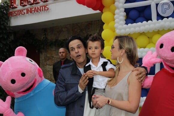 Arthur, filho de Eliana e João Bôscoli, fez 3 anos na festa temática do personagem Peppa Pig. Os pais, atualmente separados, se reuniram em um buffet de São Paulo, no dia dez de agosto de 2014