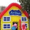 A festa de 3 anos de Arthur, filho de Eliana, teve até casinha do personagem Peppa Pig com direito a casinha personalizada para o filhote da apresentadora. Fofo, não?
